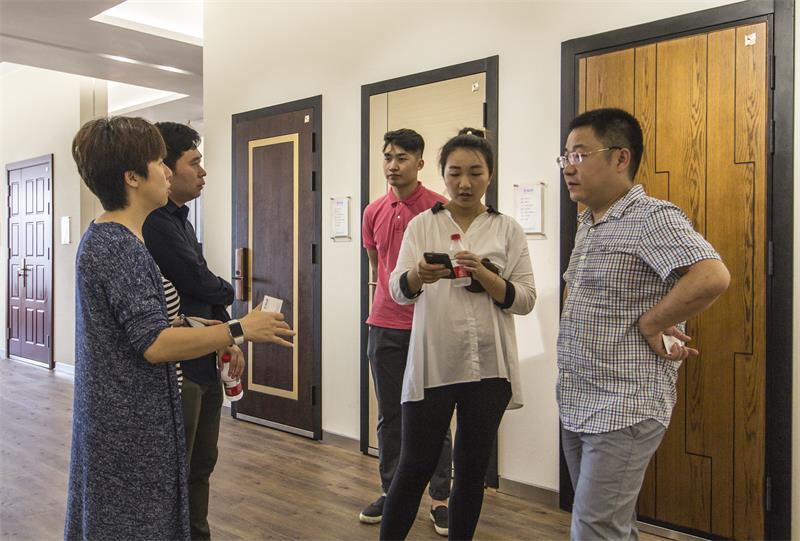 深化合作 中国金茂地产领导莅临金大门业考察交流(图2) 深化合作 中国金茂地产领导莅临金大门业考察交流(图2)