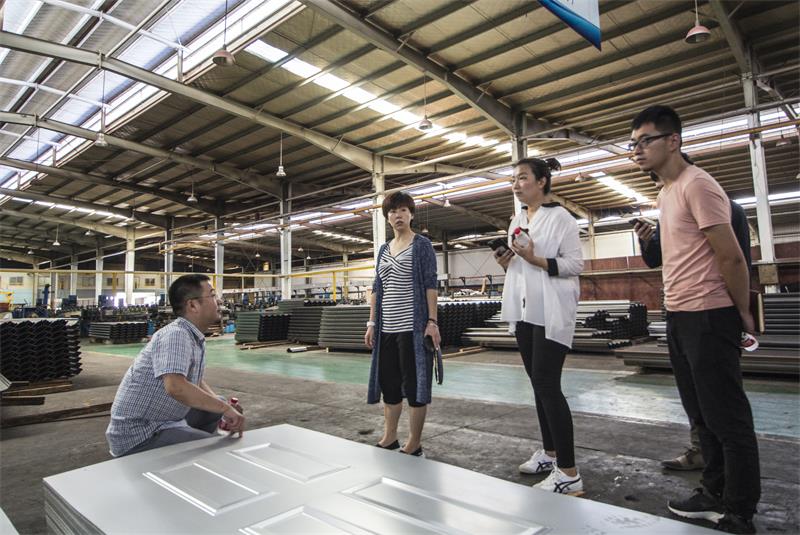 深化合作 中国金茂地产领导莅临金大门业考察交流(图3) 深化合作 中国金茂地产领导莅临金大门业考察交流(图3)